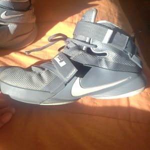Lebron solider 9s size 9.5 usa